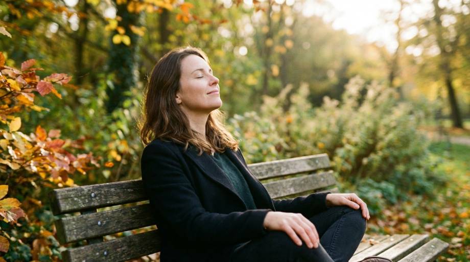 Zrelaksowana kobieta odpoczywająca na ławce w spokojnym otoczeniu