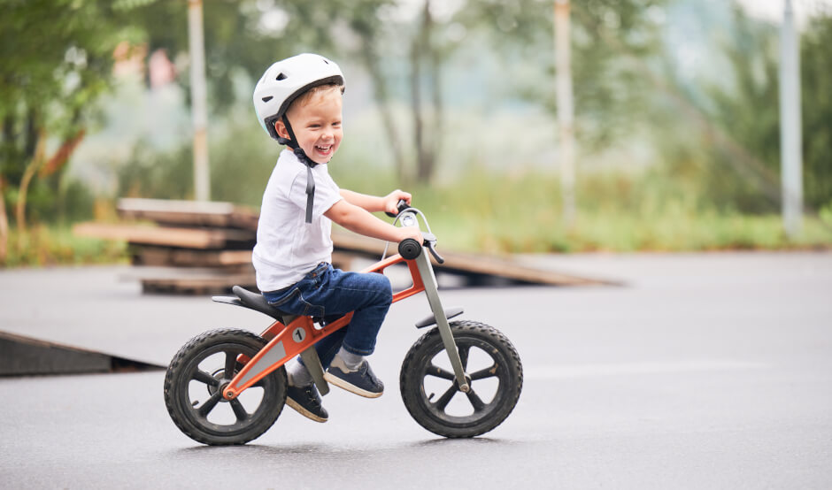 dziecko rozwijające motorykę dużą na rowerze