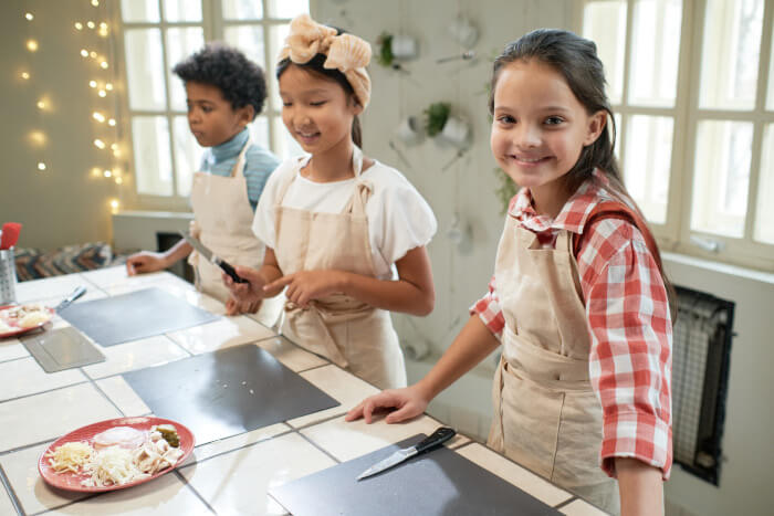 grupa rówieśnicza dzieci realizująca pasję do gotowania