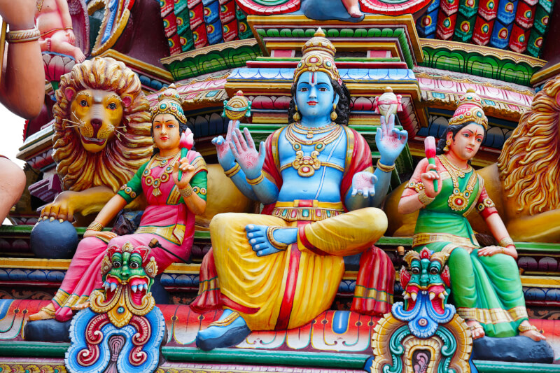 Hinduizm: kolorowe posągi bogów