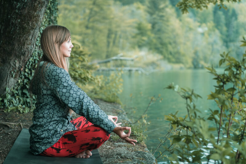 kobieta praktykująca mindfulness