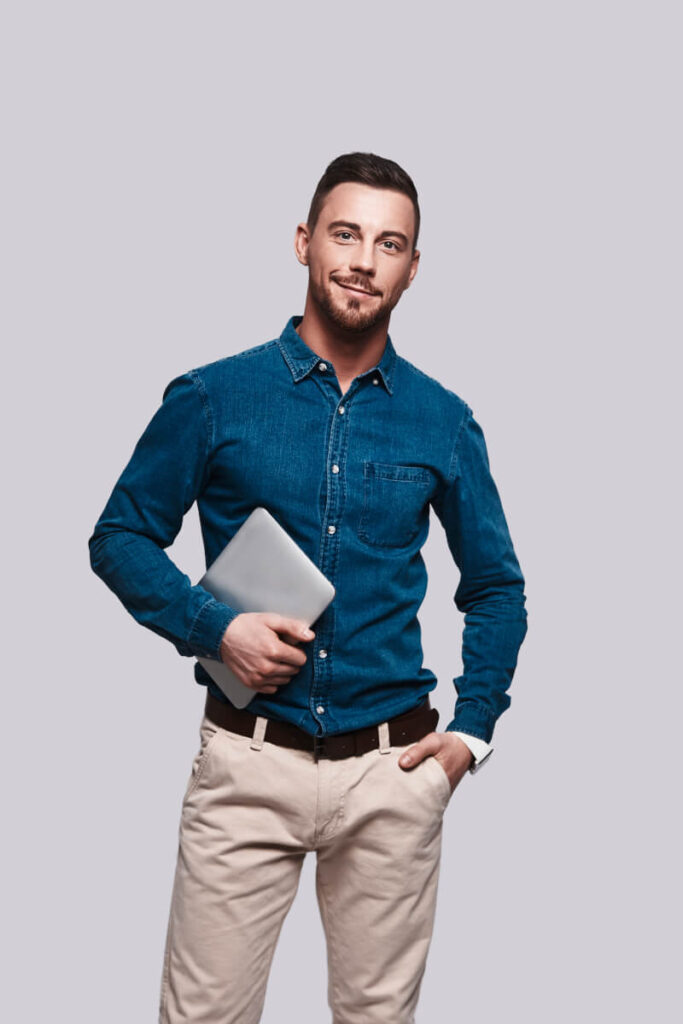 codzienna stylizacja męska do pracy: jeansowa koszula i jasne spodnie chino