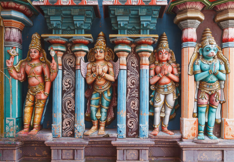 Posągi Hanuman w hinduskiej świątyni Sri Ranganathaswamy Temple