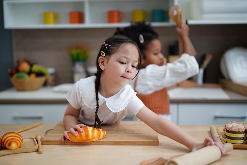 Dzieci bawiące się w kuchni