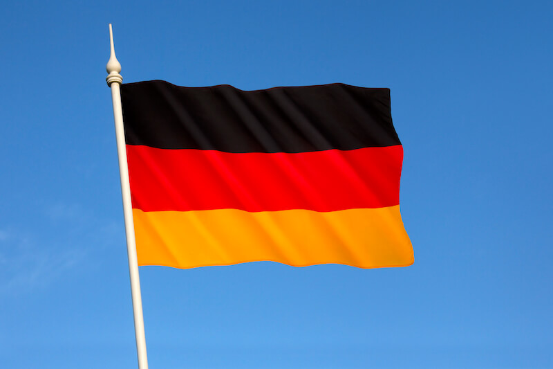 niemiecka flaga na maszcie