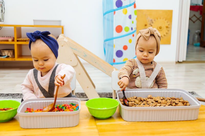 niemowlaki podczas zabawy sensorycznej z jedzeniem