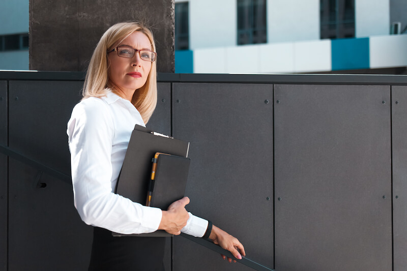 Elegancka stylizacja damska do biura: biała koszula, czarna spódnica
