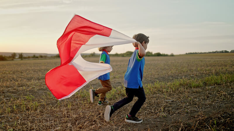 dzieci z polską flagą