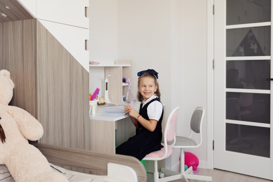 Kącik do nauki w pokoju dziecięcym