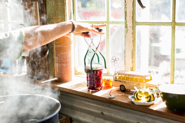 kobieta gotująca w kuchni