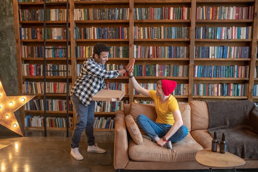 Dwóch mężczyzn w domowej biblioteczce