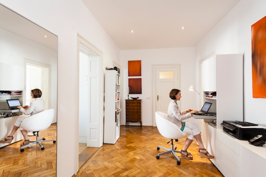 Małe pomieszczenie biurowe w korytarzu