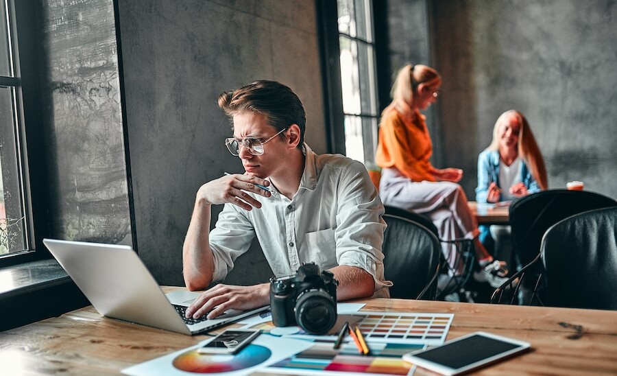 Skupiony mężczyzna przy pracy