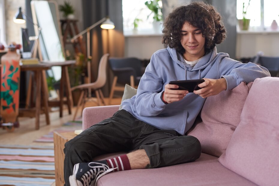 Nastolatek grający na telefonie