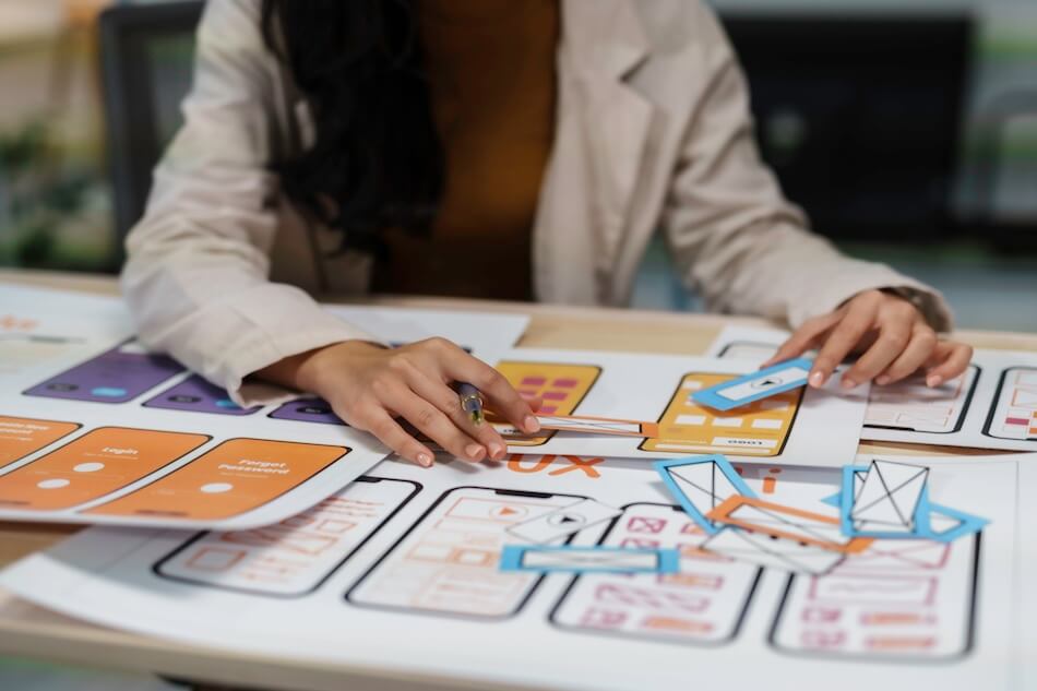 Nauczycielka przygotowująca plansze do grywalizacji