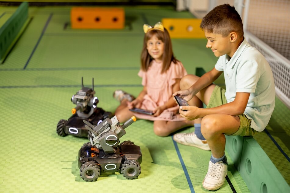 Dzieci sterujące zbudowanymi robotami