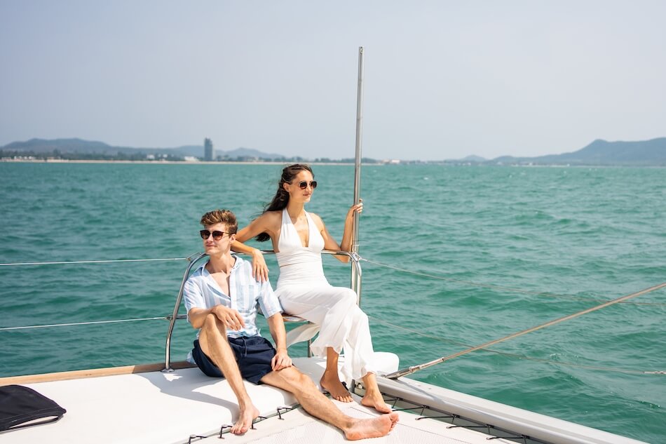 Elegancko ubrana para podczas rejsu łodzią