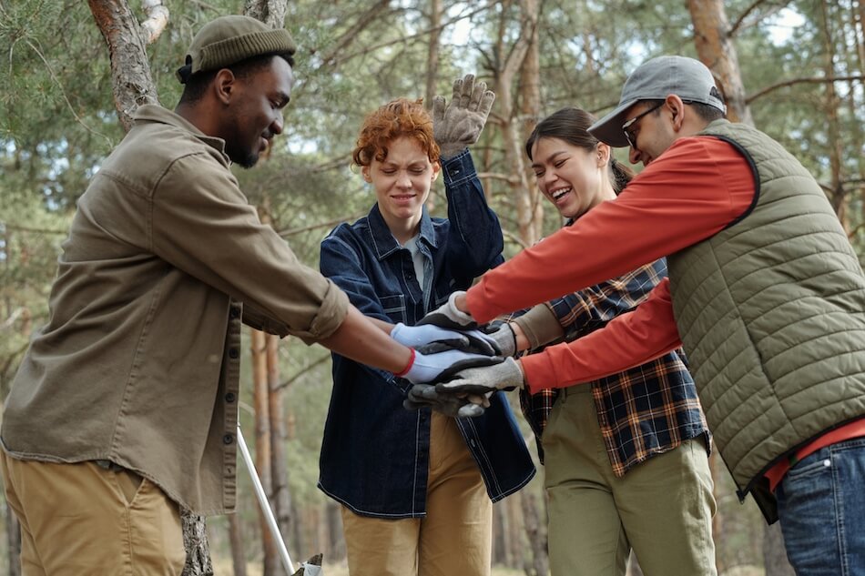 Grupa filantropów, złączone dłonie symbolizujące wspólne działanie w dobrej sprawie