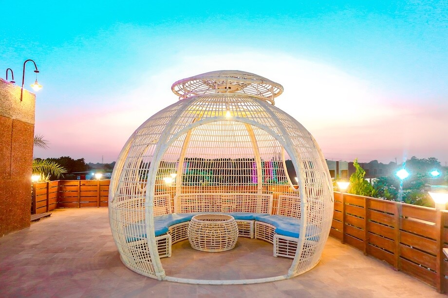 oświetlona altana ogrodowa