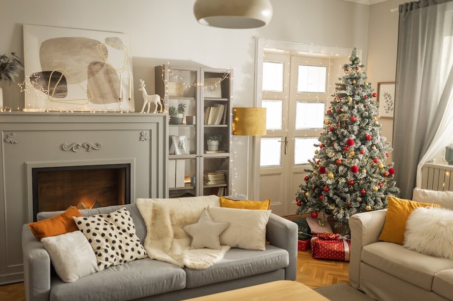 Choinka, złote i czerwone bombki, sztuczny śnieg