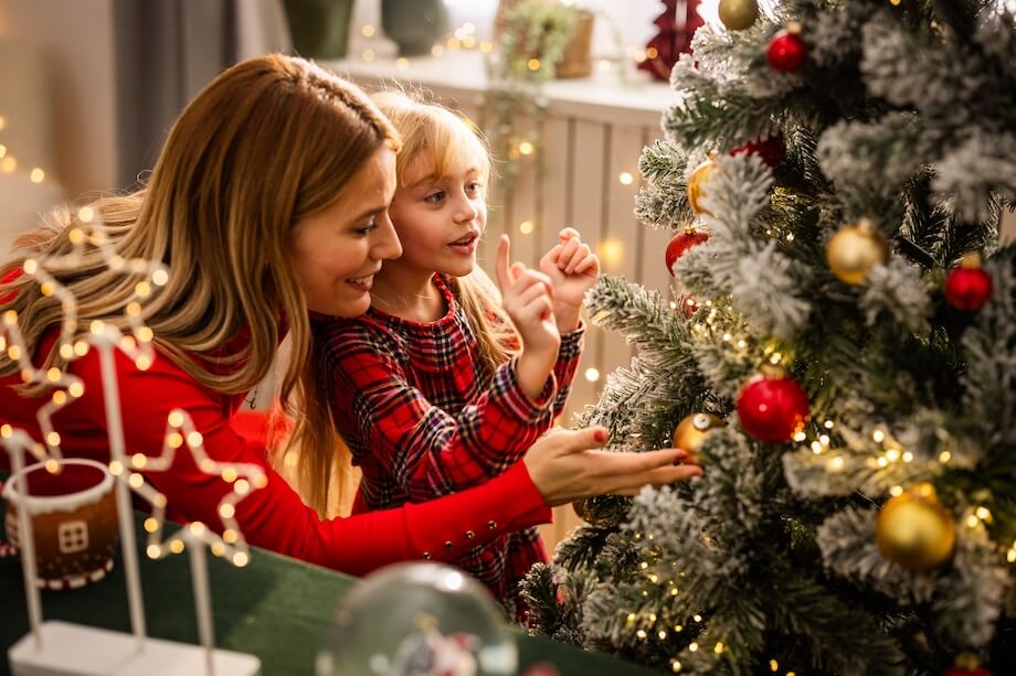 Matka z córką przy choince w domu