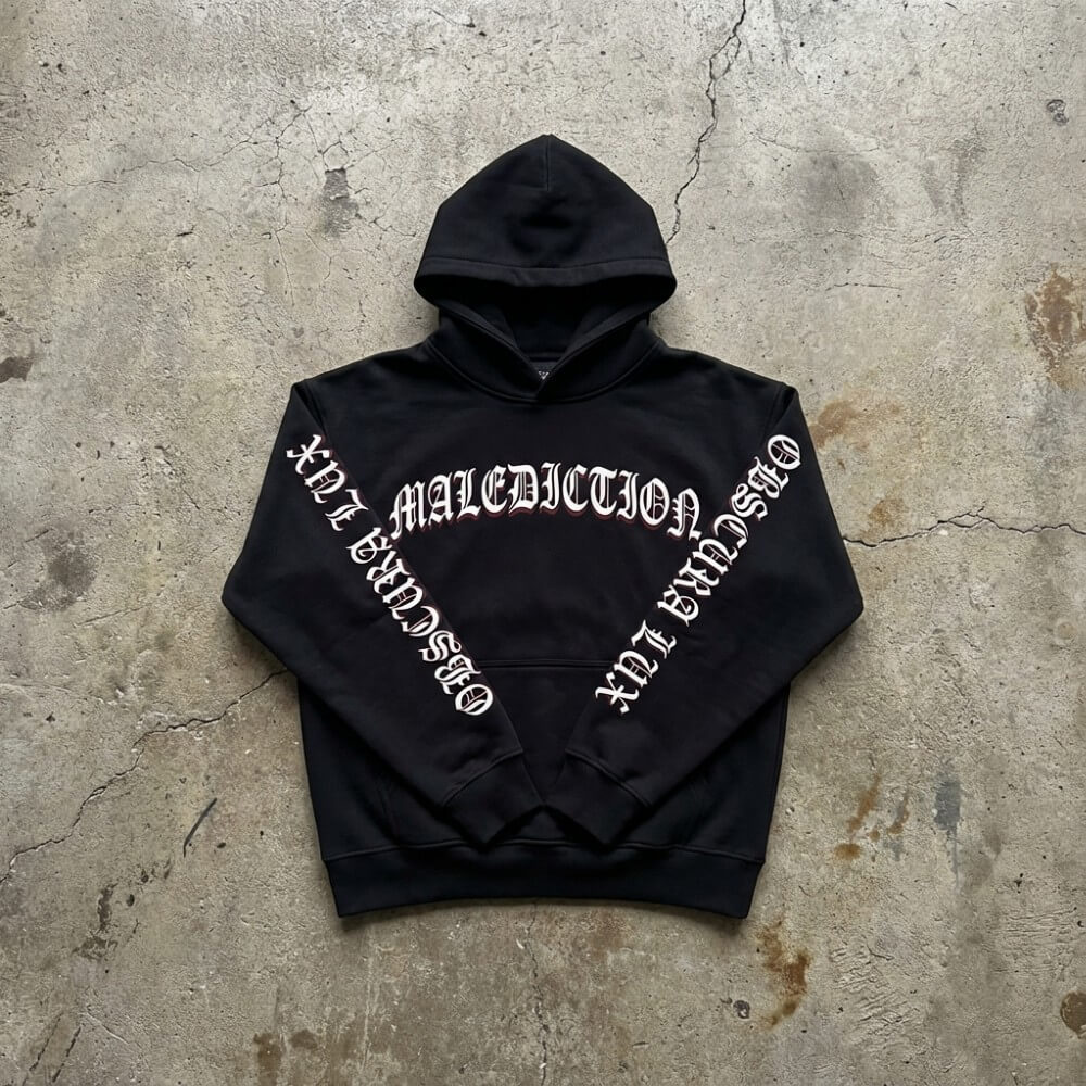 Zdjęcie typu flat lay przedstawiające markową odzież streetwearową popularną w subkulturze drill