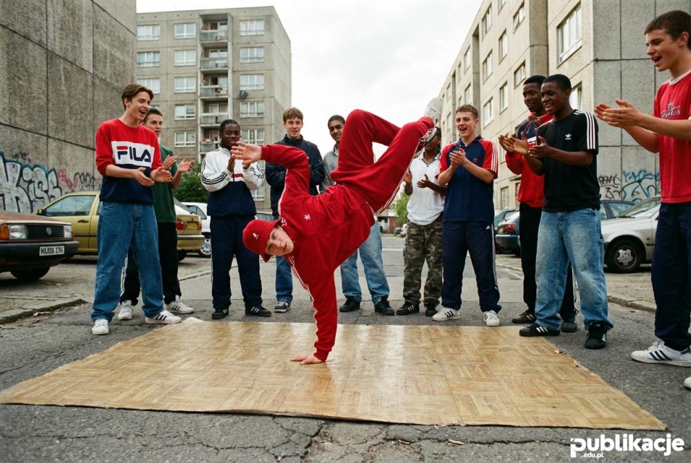 taniec breakdance na chodniku przed blokiem