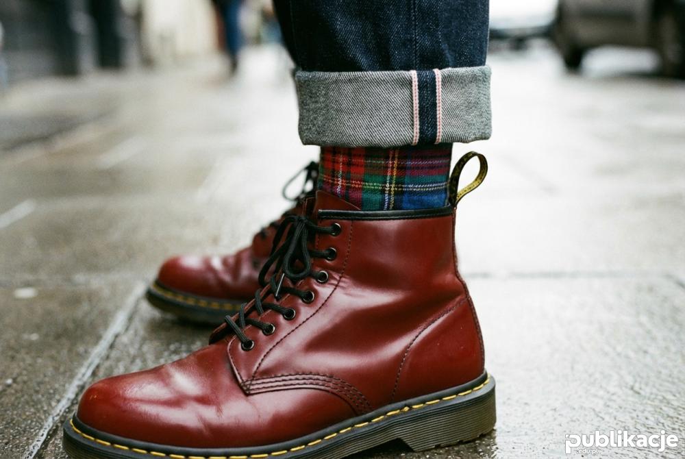 Wiśniowe glany Dr Martens detal