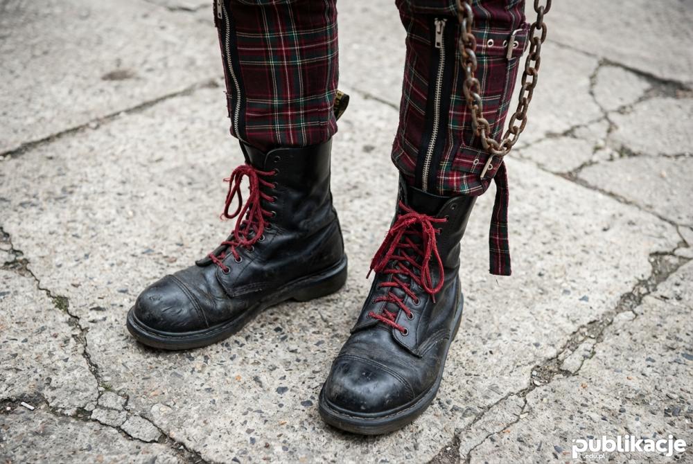 Glany i spodnie w kratę styl punk