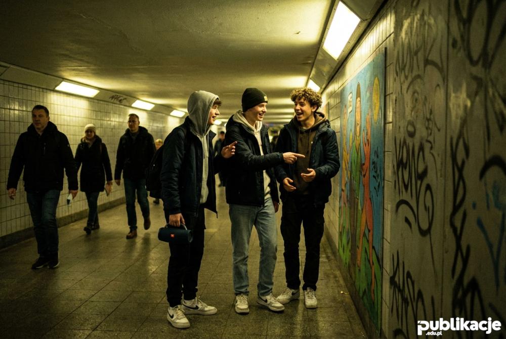 grupa młodzieży w stylu ulicznym w przejściu podziemnym