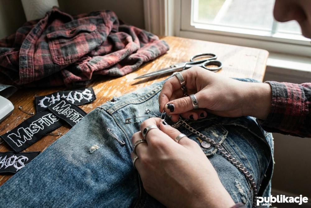 Przerabianie ubrań DIY w stylu grunge i punk