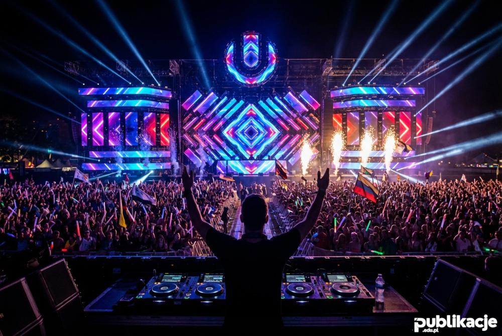 DJ na festiwalu muzyki elektronicznej w nocy