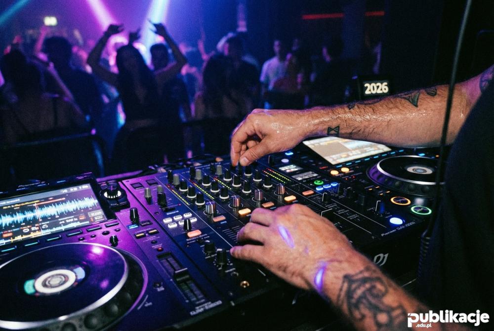 dj miksujacy muzyke w klubie