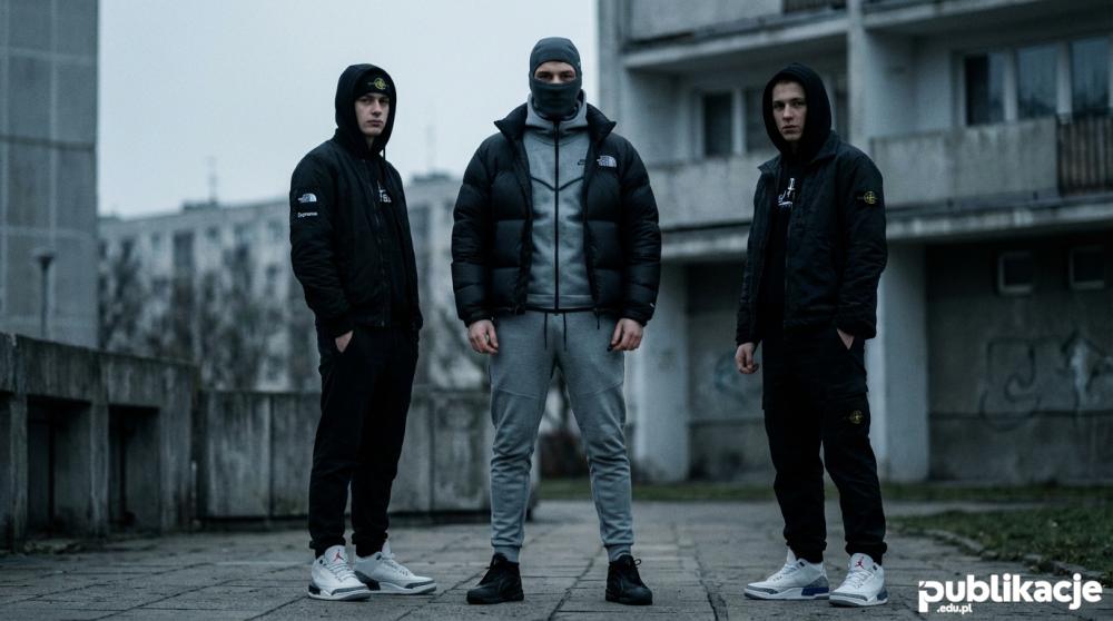 Młody drillowiec w kominiarce i dresie na osiedlu