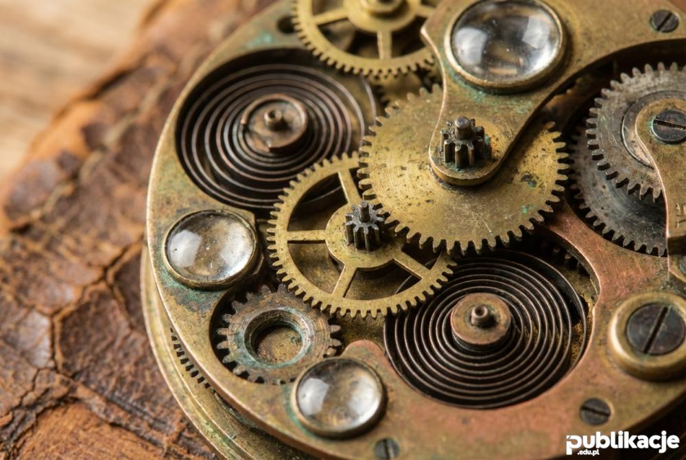 Zbliżenie na mosiężne zębatki i mechanizm zegarowy