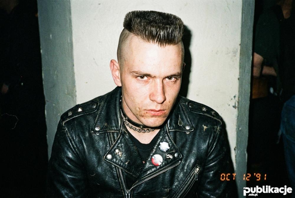 Fryzura na lotnisko typowa dla fana Depeche Mode