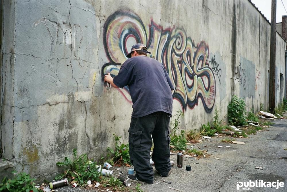 tworzenie graffiti na betonowym murze