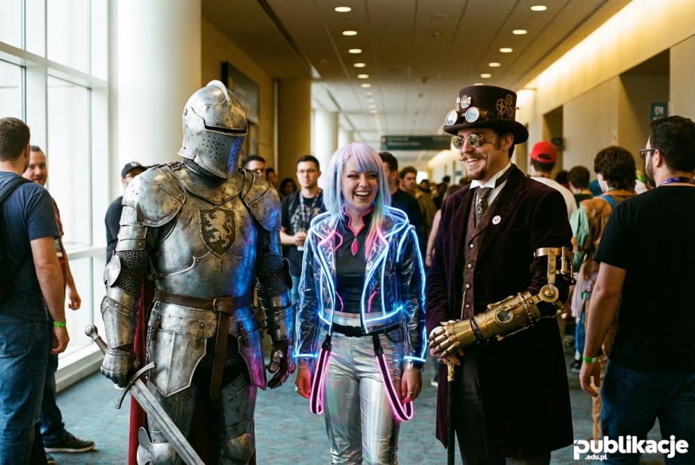 Grupa cosplayerów w strojach fantasy i sci-fi na konwencie