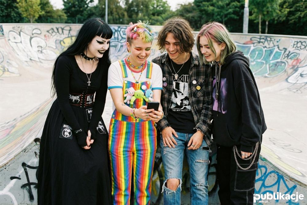 grupa przyjaciol subkultura alt skatepark