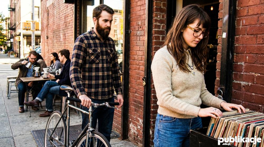 Hipsterzy w stylu vintage z rowerem fixie przed kawiarnią
