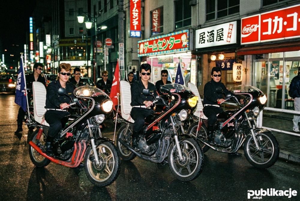 Grupa motocyklistów Bosozoku na ulicy w Tokio lata 80