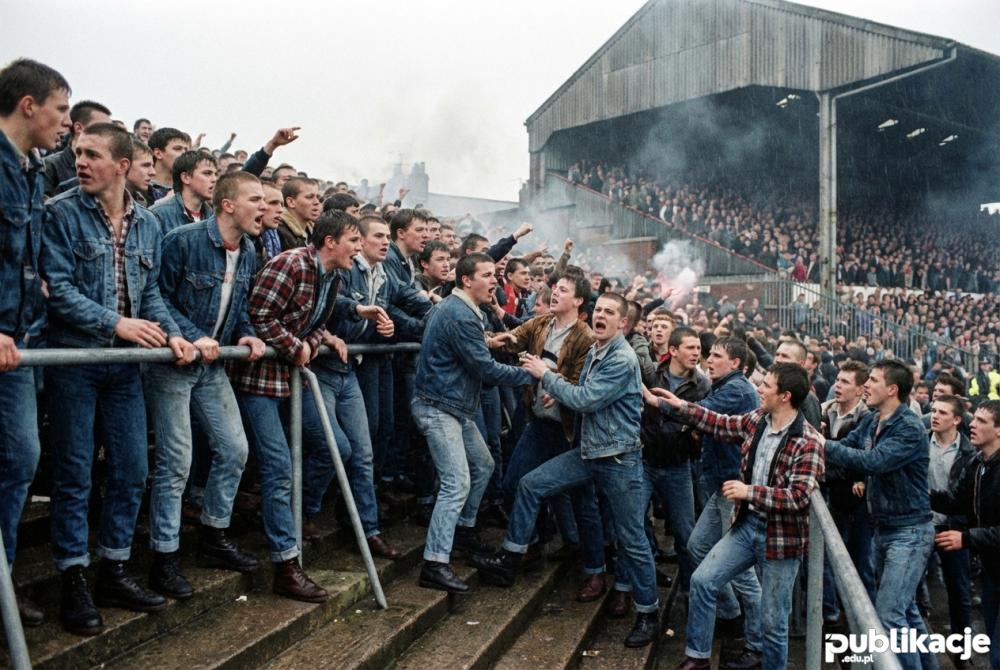 Kibice na stadionie w latach 80 styl retro