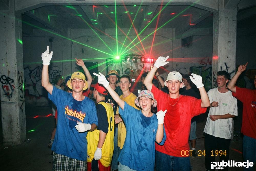 impreza rave w latach 90 w magazynie