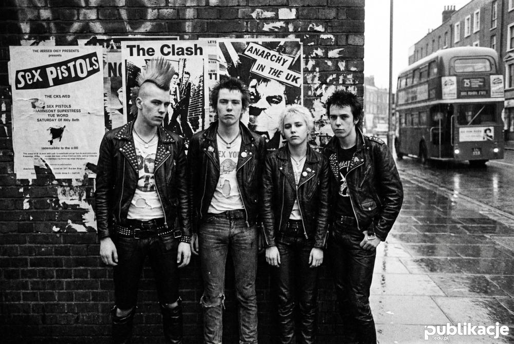 Grupa punków na ulicy Londynu lata 70 stylizacja