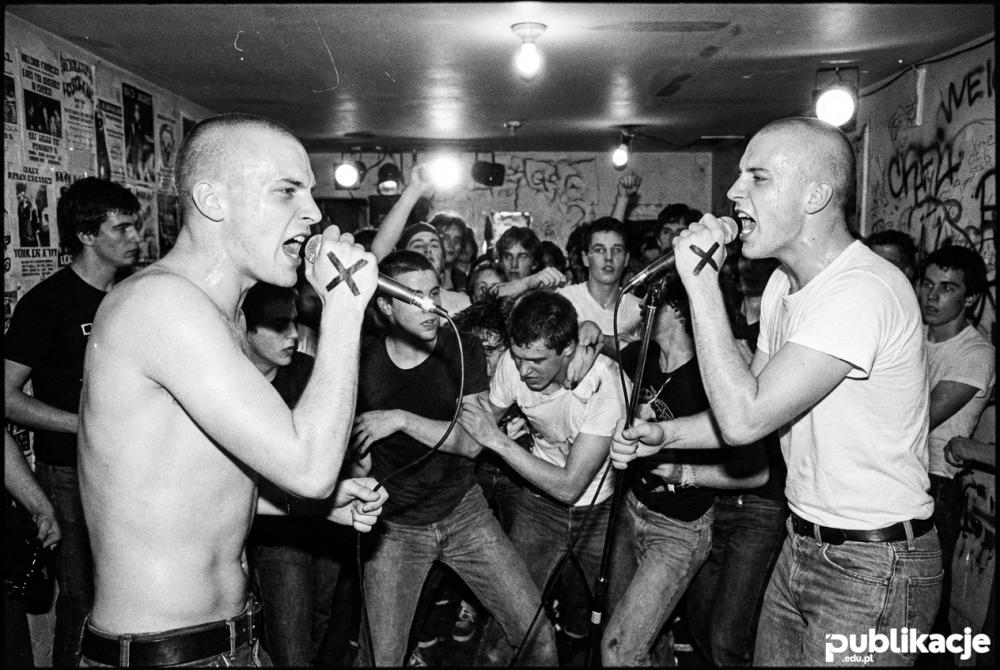Wokalista zespołu hardcore punk z symbolem X na dłoniach rok 1981