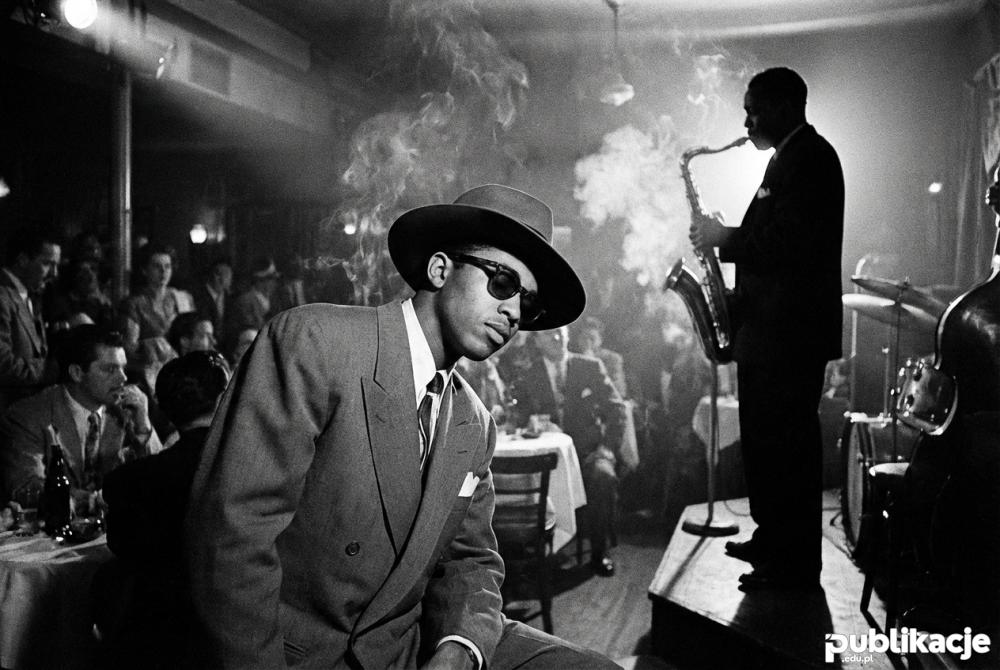 Jazzowy hipster z lat 40 w klubie muzycznym