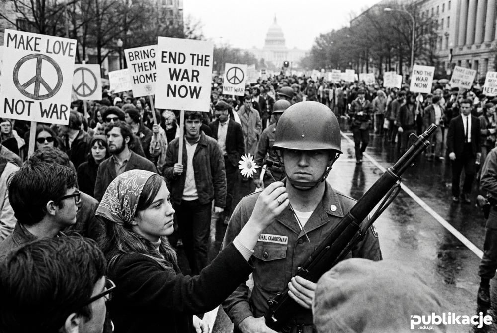 Protest antywojenny hippisów kwiaty w lufach