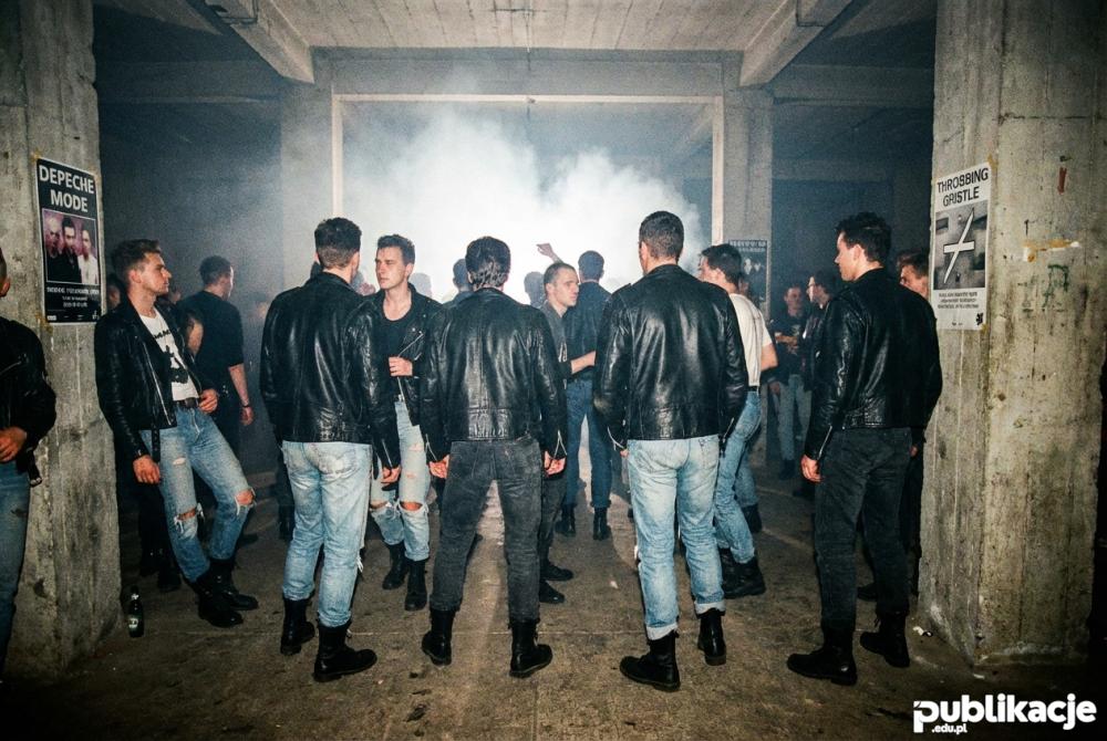 taniec w klubie industrialnym lata 90
