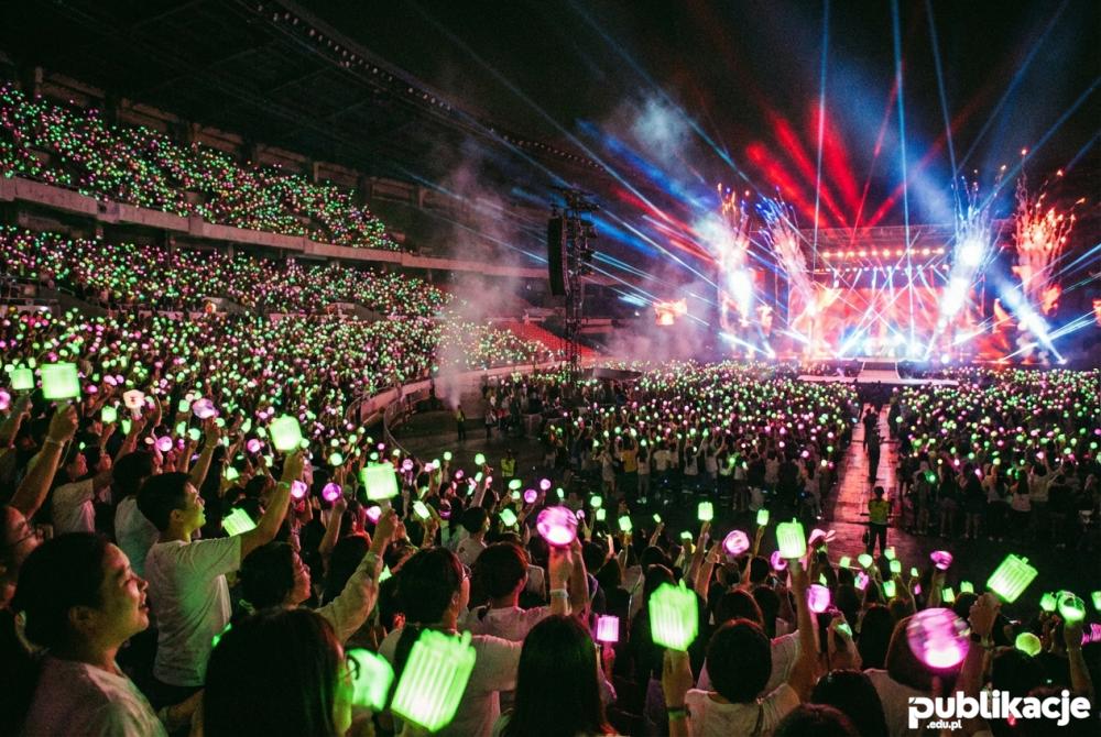 Ocean lightsticków na koncercie K-popowym