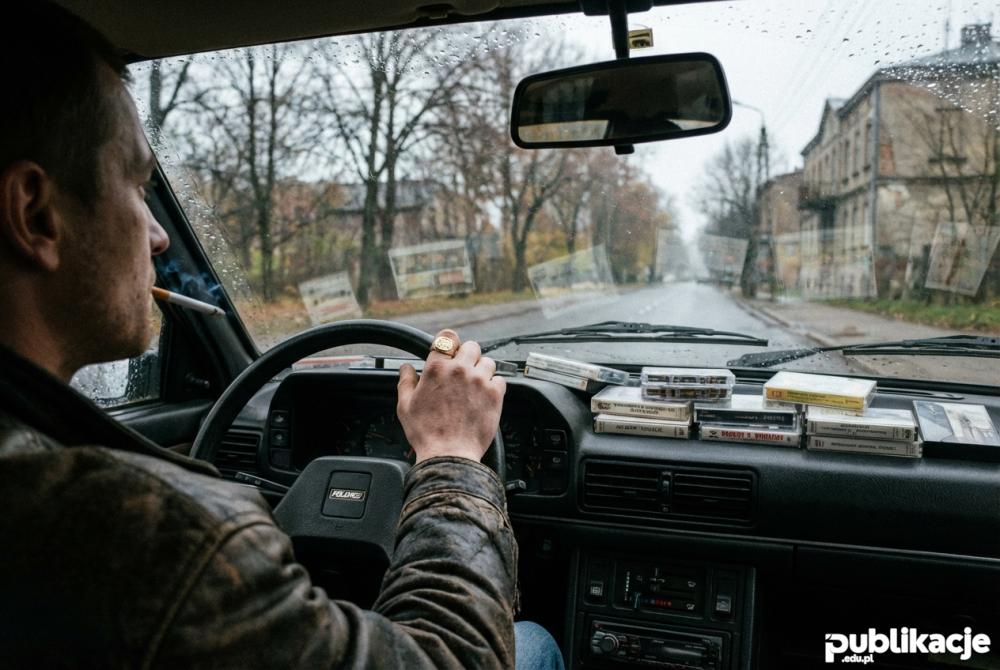 Wnętrze samochodu jumaka kasety magnetofonowe i sygnet